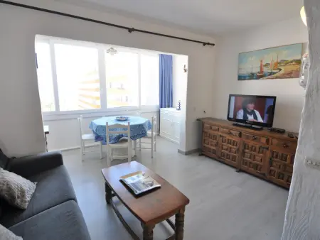 Acogedor estudio en Roses, Costa Brava! Ideal para 3 personas, a 100 m de la playa, con vistas al mar y comodidades. - Photo 3