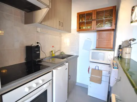 Acogedor estudio en Roses, Costa Brava! Ideal para 3 personas, a 100 m de la playa, con vistas al mar y comodidades. - Photo 7