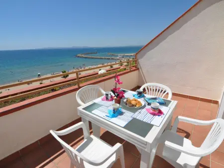 Appartement à Roses, Alquiler vacacional en Rosas/Roses, Costa Brava: Apartamento de 2 dormitorios en primera línea de playa, con vistas al mar y piscina comunitaria. - L1071955