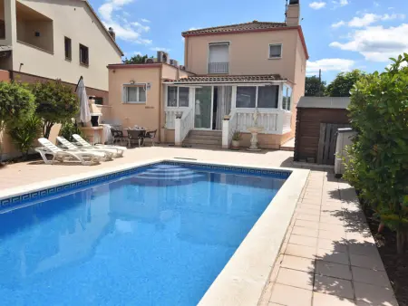 Maison à Roses, Charmante Maison à Roses: Piscine Privée, Proche Plage, Idéale Familles/Groupes - L1071956