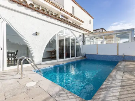 Maison à Empuriabrava, Charmante villa avec piscine, amarre de 13m, à 50m de la plage La Rubina – Idéale pour familles de 8 pers. - L1071967