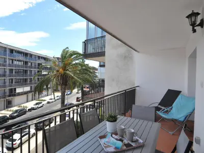 Appartement à Roses, Charmant appartement à Roses à 300m de la plage avec terrasse, clim, cuisine équipée et TV satellite - L1071970