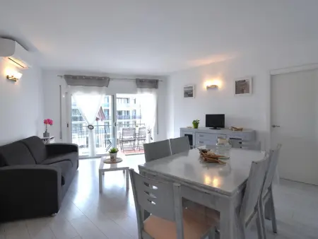 Charmant appartement à Roses à 300m de la plage avec terrasse, clim, cuisine équipée et TV satellite - Photo 5