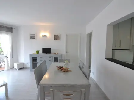 Charmant appartement à Roses à 300m de la plage avec terrasse, clim, cuisine équipée et TV satellite - Photo 6