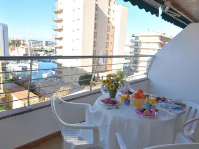 Appartement à Roses, Charmant studio à Roses, proche plage, terrasse, cuisine équipée, Wi-Fi, pour 4 personnes. Réservez ! - L1072006