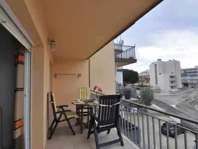 Appartement à Roses, Appartement Confortable à Roses, à 300m de la Plage, avec Terrasse et Parking - L1072016