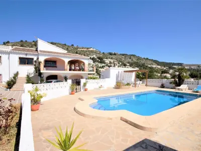 Villa à Xàbia, Grande villa avec piscine privée et jardin, près de la plage, animaux admis, parking privé - L1072046