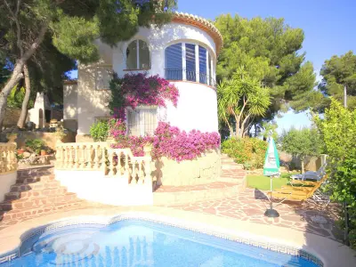 Villa à Xàbia, Villa intime 4 chambres avec piscine privée et jardin, à proximité de la plage, animaux admis - L1072048