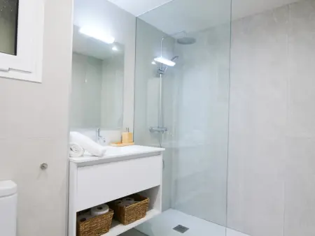 Appartement rénové à Calella - piscine, proche plage, terrasse, parking inclus - Photo 17