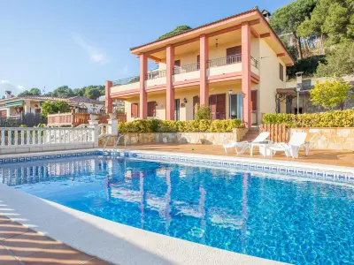 Villa à Blanes, Maison familiale calme avec piscine privée et WiFi à Blanes - L1072141