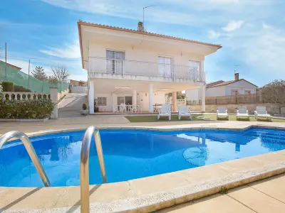 Villa à Lloret de Mar, Maison calme avec piscine privée, Wi-Fi et parking à Lloret de Mar - L1072154