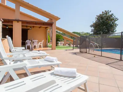 Villa à Lloret de Mar, Villa à Lloret de Mar pour 14 pers., piscine protégée, proche plage et centre, internet inclus - L1072156