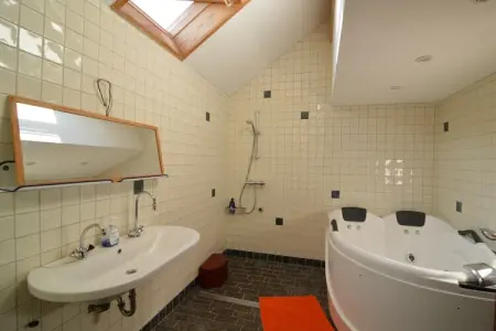 La maison du libraire, Maison de vacances confortable à Izier avec bibliothèque - Photo 18