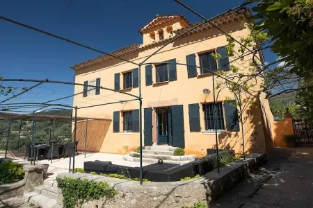 Grasse, Maison de parfumeur du XVIIIe siècle, piscine chauffée et vue - Photo 1