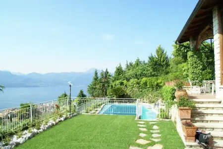 Villa Albisano, Charmante villa à Torri del Benaco avec piscine clôturée - Photo 1