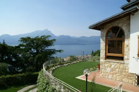 Villa Albisano, Charmante villa à Torri del Benaco avec piscine clôturée - Photo 2