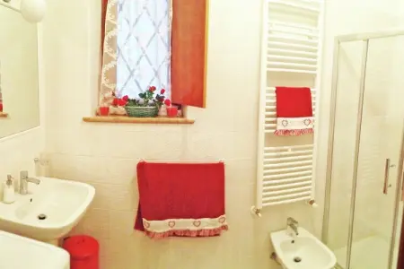 Villa Albisano, Charmante villa à Torri del Benaco avec piscine clôturée - Photo 8