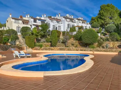 Maison à Moravit, Bungalow confortable avec piscine commune, terrasse privée et près de la plage à Moraira. - L1072335