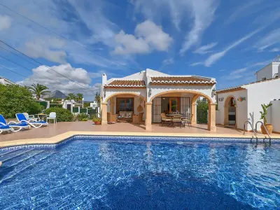 Villa à Xàbia, Villa confortable avec piscine privée, jardin et terrasses à Javea, proche plage El Arenal - L1072351