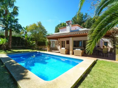 Villa à Xàbia, Villa Confortable à Jávea avec Piscine Privée, Proche Plage et Activités - L1072495