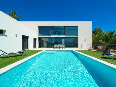 Villa à Xàbia, Luxueuse Villa 4 Chambres à Jávea avec Piscine Privée et Jardin, Proche Plage et Activités - L1072509