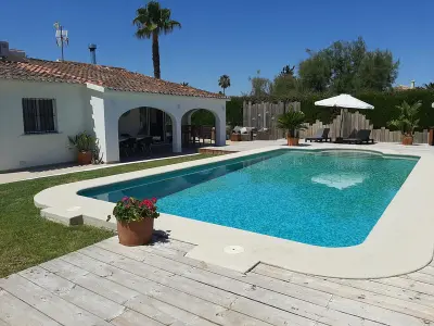 Villa à Denia, Villa moderne à Dénia avec piscine privée, proche plage et commodités, idéale pour familles et animaux - L1072549