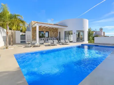 Villa à Benissa, Villa moderne à Benissa avec piscine privée et jardin pour 6 personnes, proche de la plage - L1072594