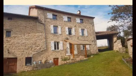 Maison à Bertignat, Maison spacieuse à Bertignat avec jardin et espace jeux, - L1072944