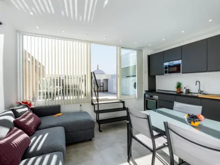 Appartement chic avec terrasse, Wi-Fi, proche plages et attractions - Photo 1