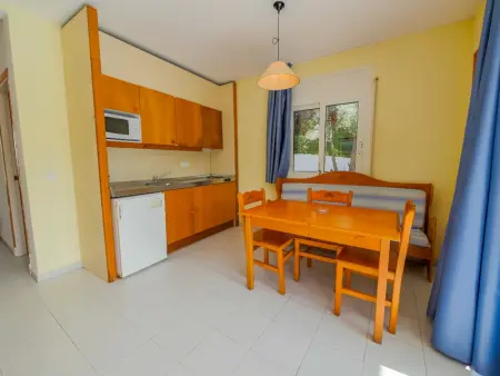 Appartement à Roses, Appartement confortable à Roses pour 4 personnes avec piscine et jardin, proche plage et activités - L1073704