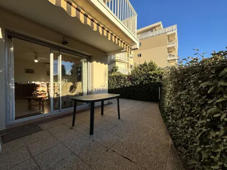 Appartement à Cavalaire sur Mer, Appartement climatisé 2 pièces avec WIFI à Cavalaire-sur-Mer, parking inclus - L1073899