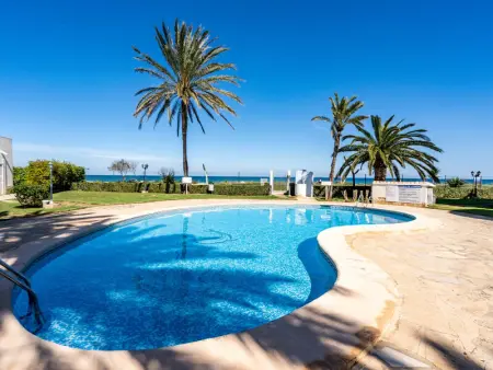 Appartement à Denia, Appartement rénové en bord de mer avec piscine, jardin et accès direct à la plage - L1074150