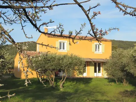 Maison à Aups, Superbe villa entourée d'oliviers proche du village d'Aups - L1074295