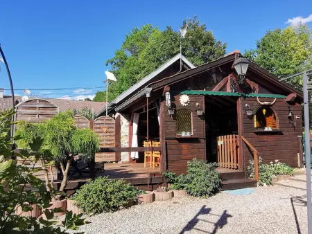 Gite à Anould, Chalet Nina: Havre de paix en bord de rivière avec climatisation - L1074569