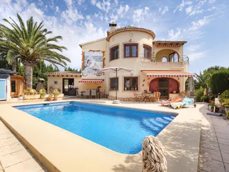 Villa à Benissa, Villa à Benissa avec Piscine Privée, Jardin et Proximité Plage pour Séjour Familial - L1074583