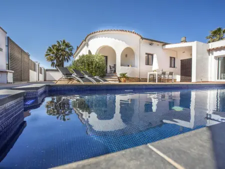 Maison à Empuriabrava, Charmante maison 5 ch. à 10 min de la plage avec piscine privée, terrasse et parking - L1074625