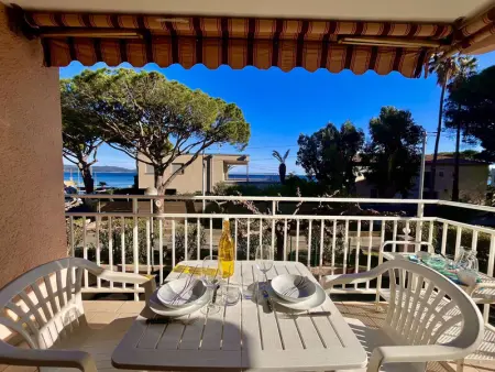 Appartement à Cavalaire sur Mer, Studio climatisé avec parking face à la mer - 2 couchages - L1075098