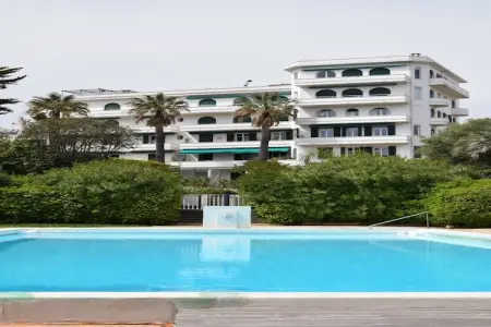 Appartement à Antibes, Juan-les-Pins Vue Mer Plage Piscine et Tennis - L1075161