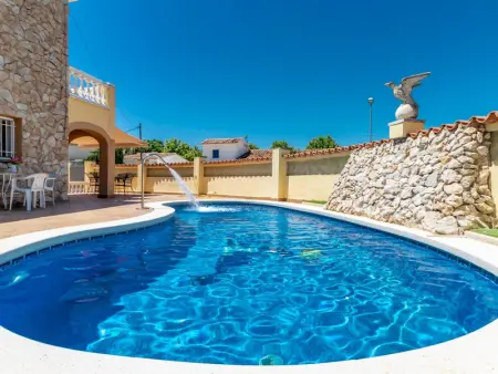 Villa à Empuriabrava, Villa fantastique pour 17 pers, piscine privée, jeux et climatisation - L1075658