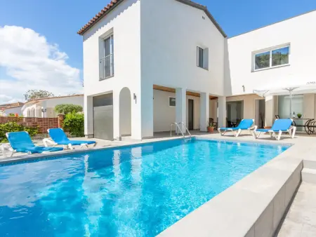 Villa à Empuriabrava, Maison rénovée à Empuriabrava avec piscine et espace jeux - L1075665