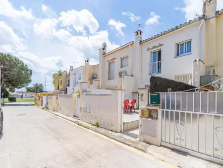 Villa à Empuriabrava, Maison rénovée avec terrasse et piscine commune, proche plage - L1075670