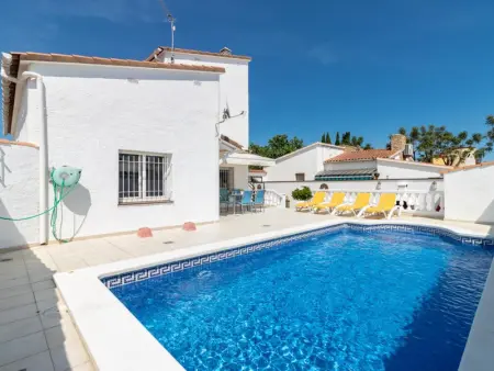 Villa à Empuriabrava, Maison rénovée avec piscine privée, proche plage - L1075674