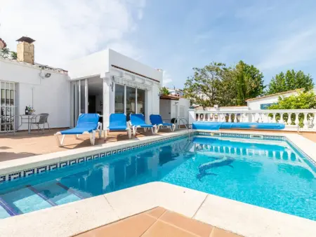 Villa à Empuriabrava, Maison rénovée avec piscine privée à Empuriabrava - L1075675