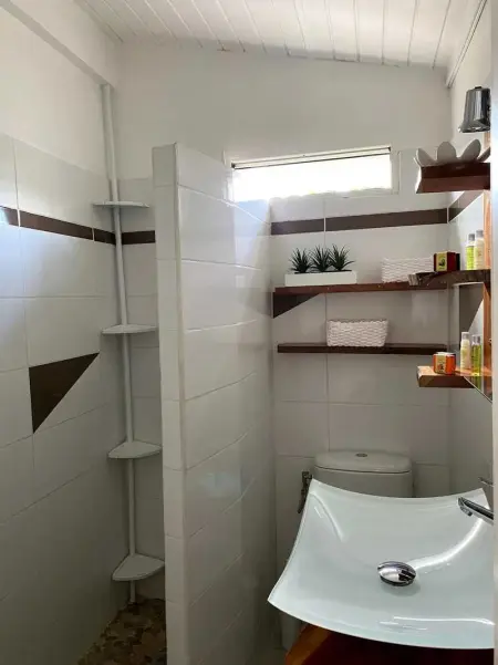 Bungalow confortable à Sainte-Rose avec jardin privé - Photo 6