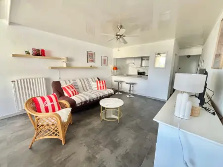 Appartement à Le Grau du Roi, Appartement lumineux sur plage avec piscine et parking - L1075998
