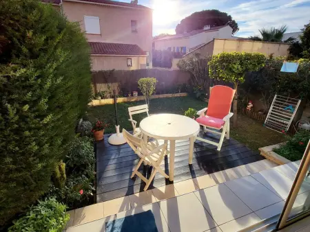 Appartement à Six Fours les Plages, T2 confortable avec jardin, Wi-Fi et parking à 400m des plages - L1076402