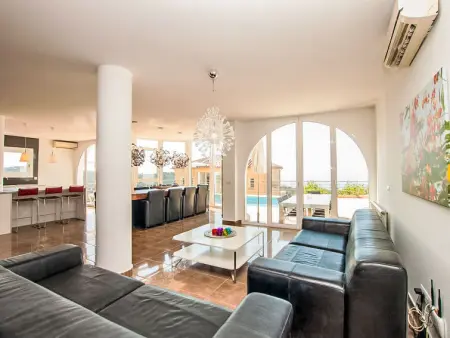 Villa Gaudí, spacieuse avec sa piscine et son jacuzzi - Photo 1