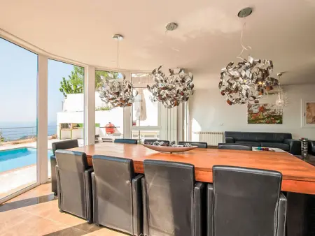 Villa Gaudí, spacieuse avec sa piscine et son jacuzzi - Photo 2