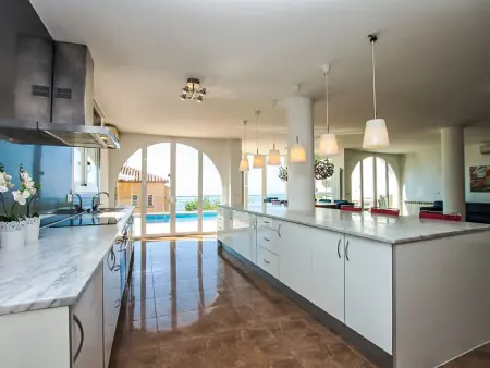 Villa Gaudí, spacieuse avec sa piscine et son jacuzzi - Photo 3