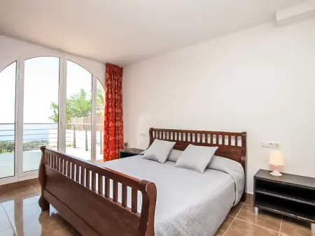 Villa Gaudí, spacieuse avec sa piscine et son jacuzzi - Photo 4